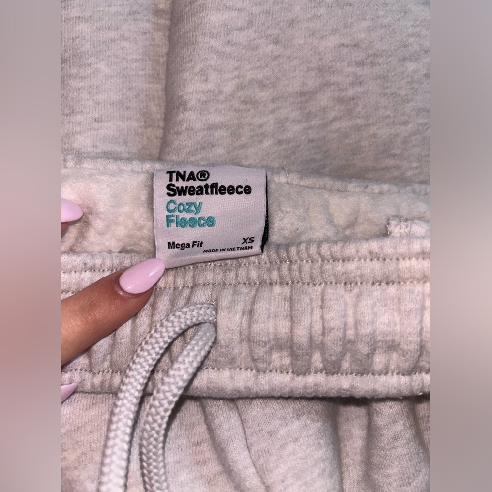 Aritzia Tna Cozy Fleece Mega Jogger/Sweatpant in Heather Cloud White! - Picture 3 of 3